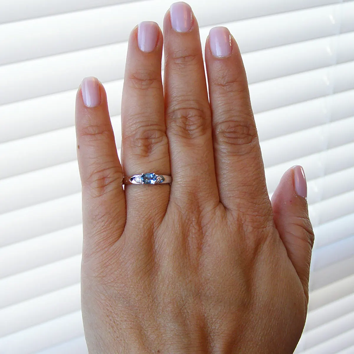 18K_white_gold_aquamarine_diamond_ring.webp