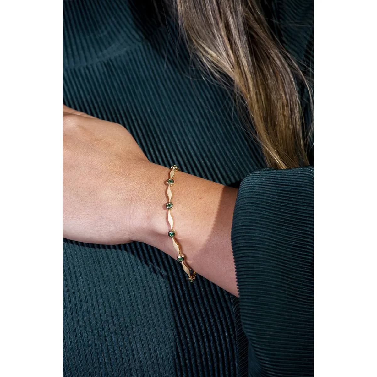 18K_yellow_gold_emerald_bracelet_round_natural_Colombian_emeralds.webp