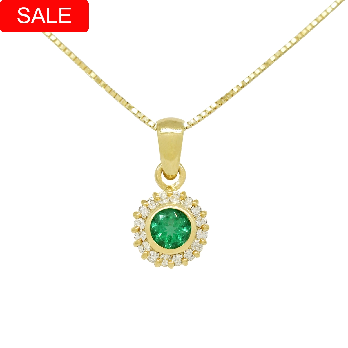 Emerald and diamond pendant necklace in solid 18K yellow gold with round cut natural Colombian emerald in a bezel setting and 16 brilliant cut diamonds in prong setting