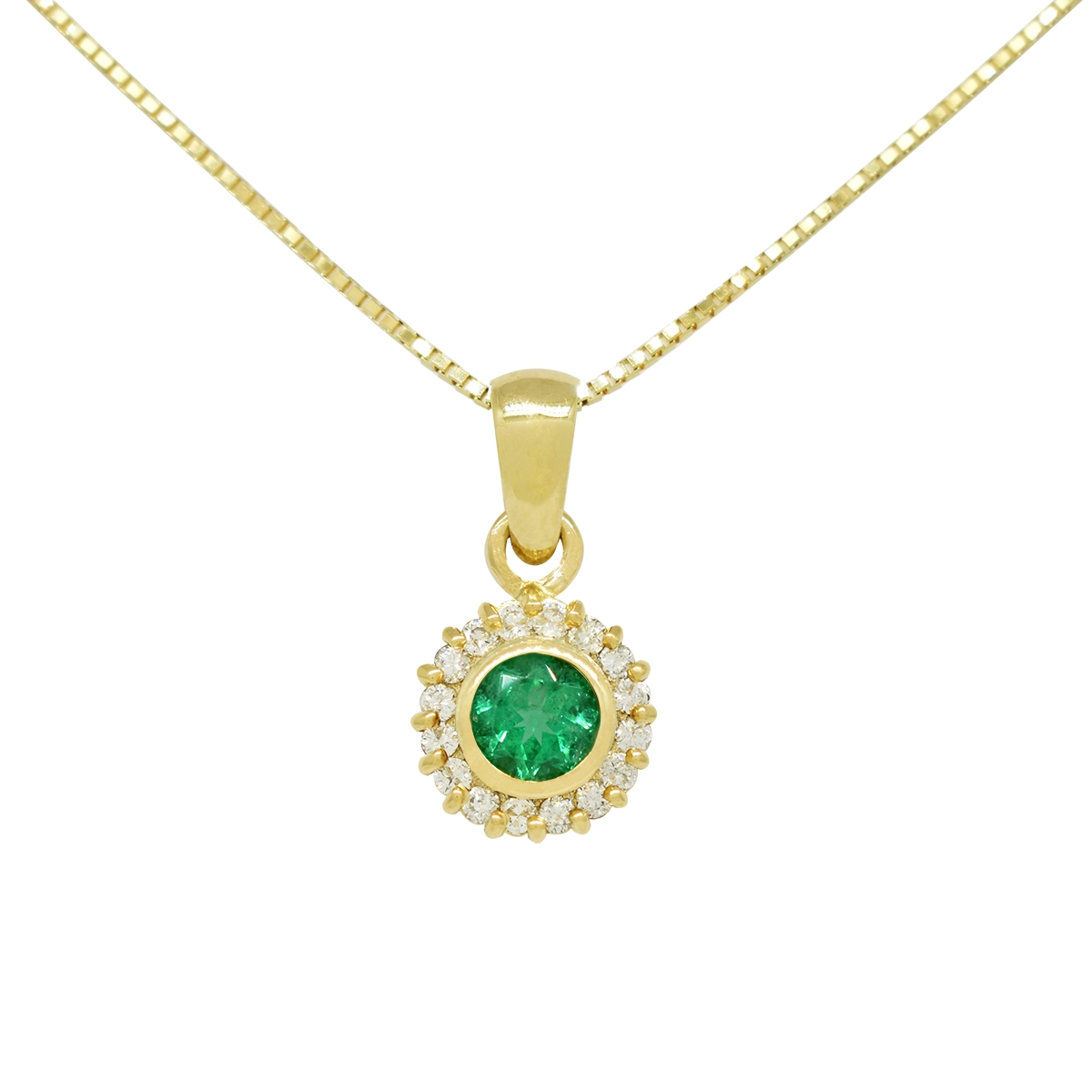 Emerald and diamond pendant necklace in solid 18K yellow gold with round cut natural Colombian emerald in a bezel setting and 16 brilliant cut diamonds in prong setting