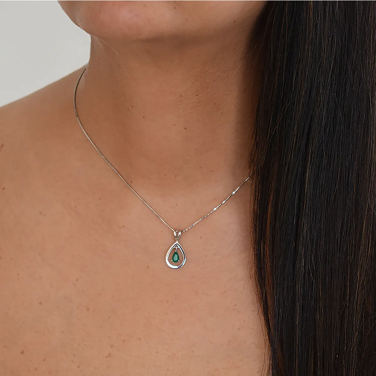emerald_pendant_necklace.webp