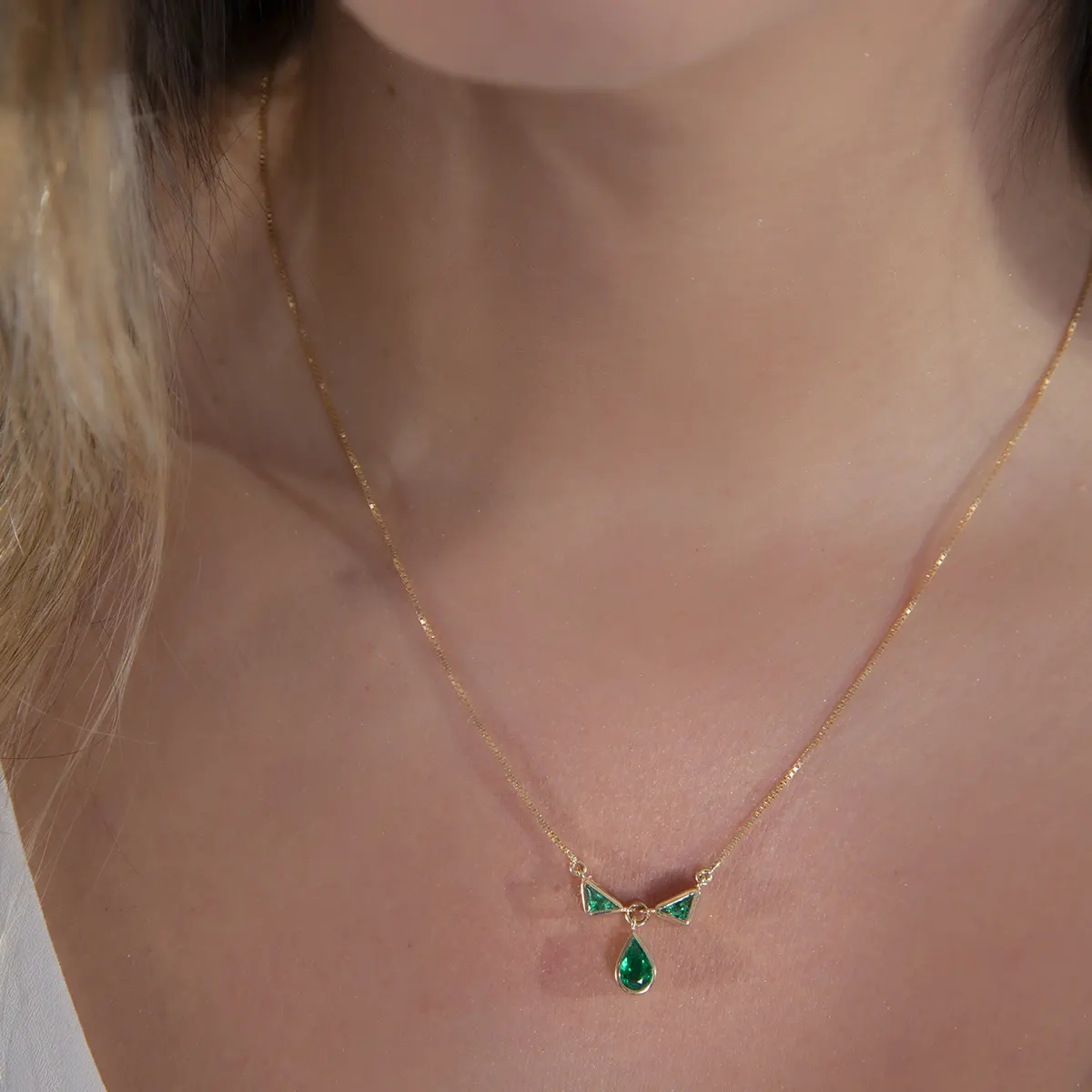 genuine_triangle_pear_shape_natural_emerald_necklace_18K_gold_for_sale.webp