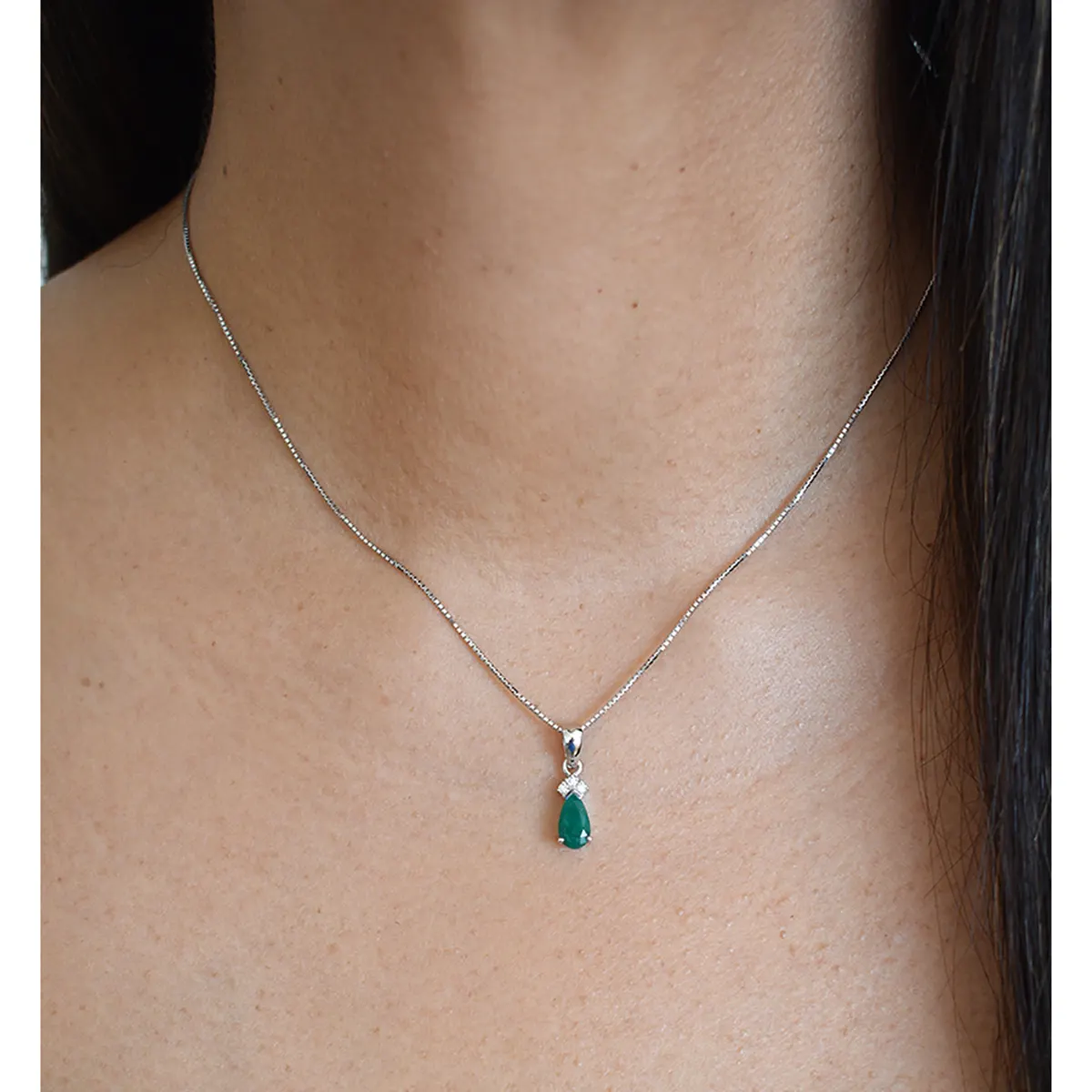 pear_shape_emerald_pendant_necklace_white_gold_with_diamonds.webp