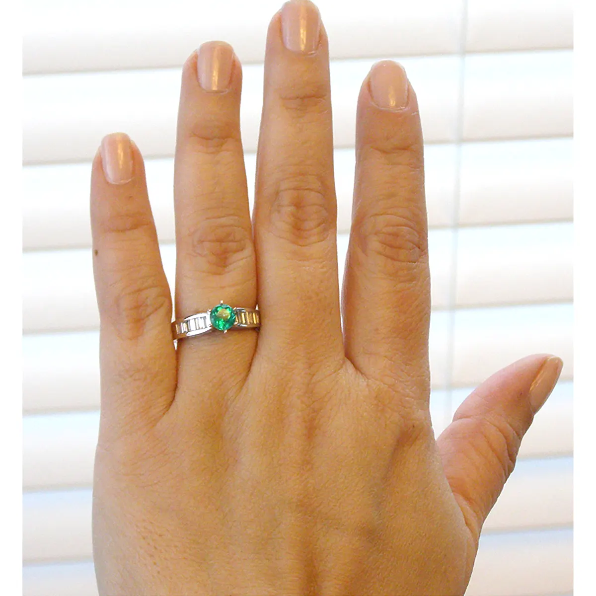real_emerald_diamonds_ring_white_gold.webp