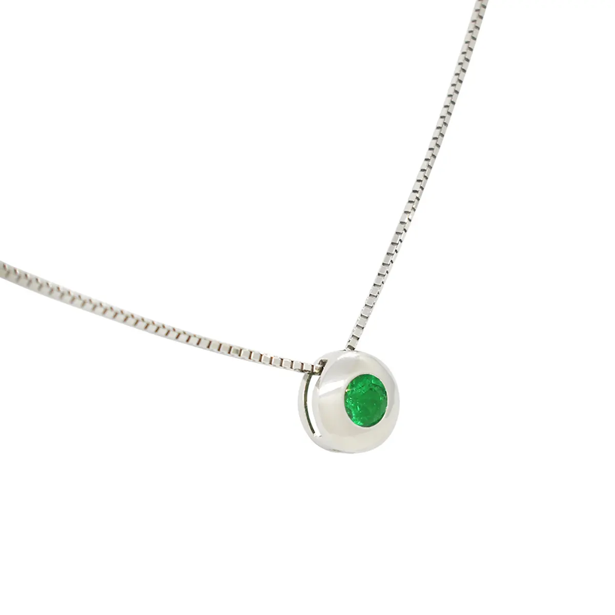 round_emerald_necklace_18K_white_gold_bezel_setting.webp