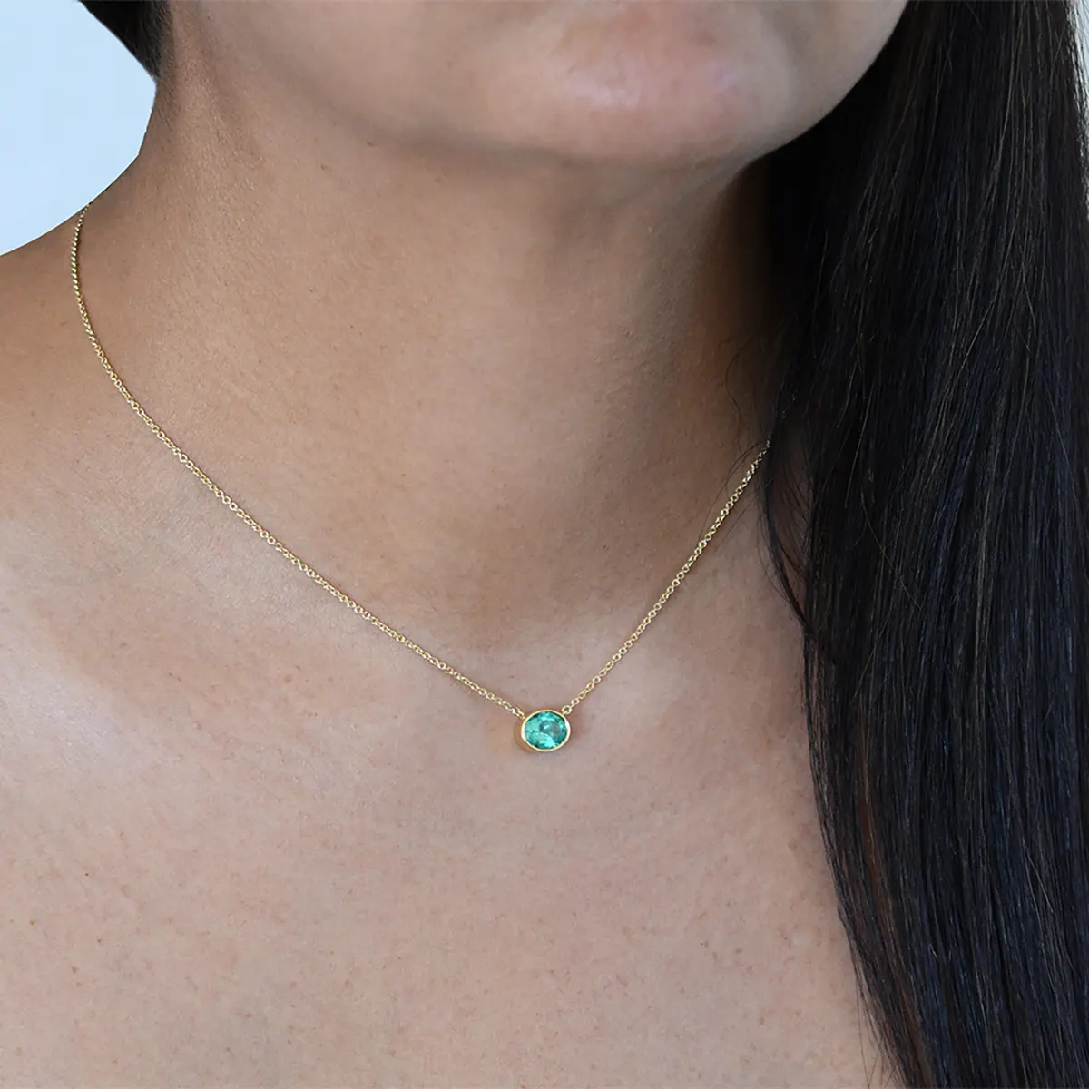 solitaire_emerald_necklace_18K_yellow_gold.webp