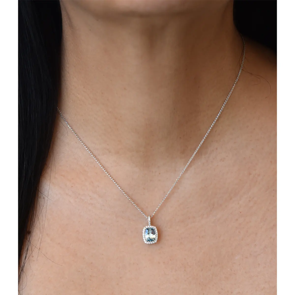 white_gold_cushion_cut_aquamarine_round_diamonds_necklace_1.webp