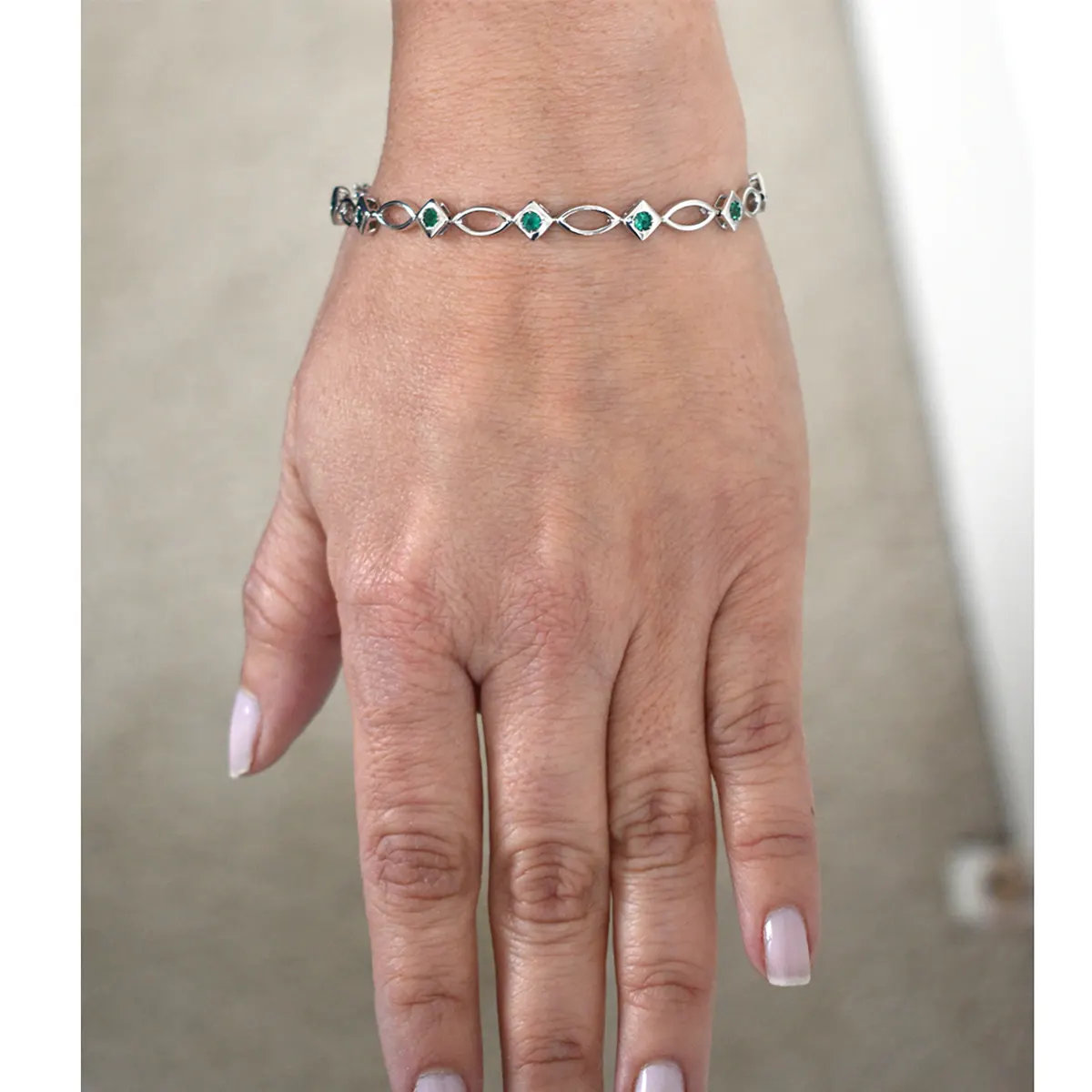 white_gold_emerald_bracelet_round_natural_emeralds.webp